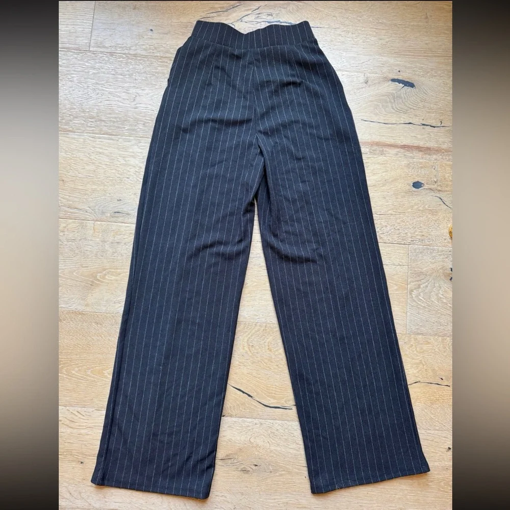Gray Pinstripe Women's Wide-Leg High rise Pants sz XS NEW NWOT Price Firm! - Picture 7 of 12